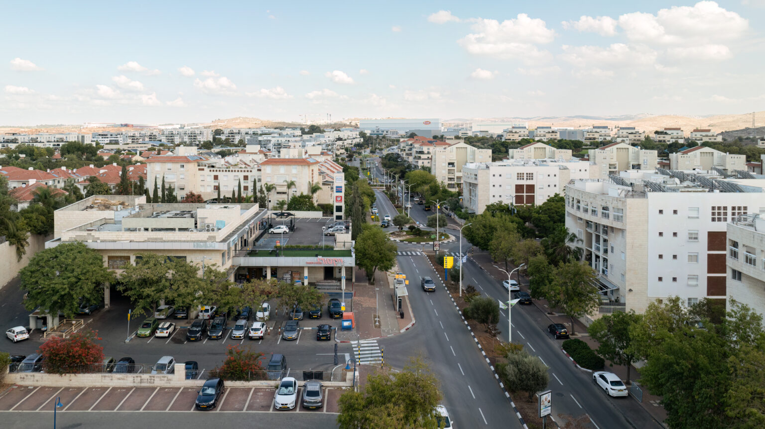 צילום חוץ של מבנה מסחרי, מכוניות, כבישים ובניינים