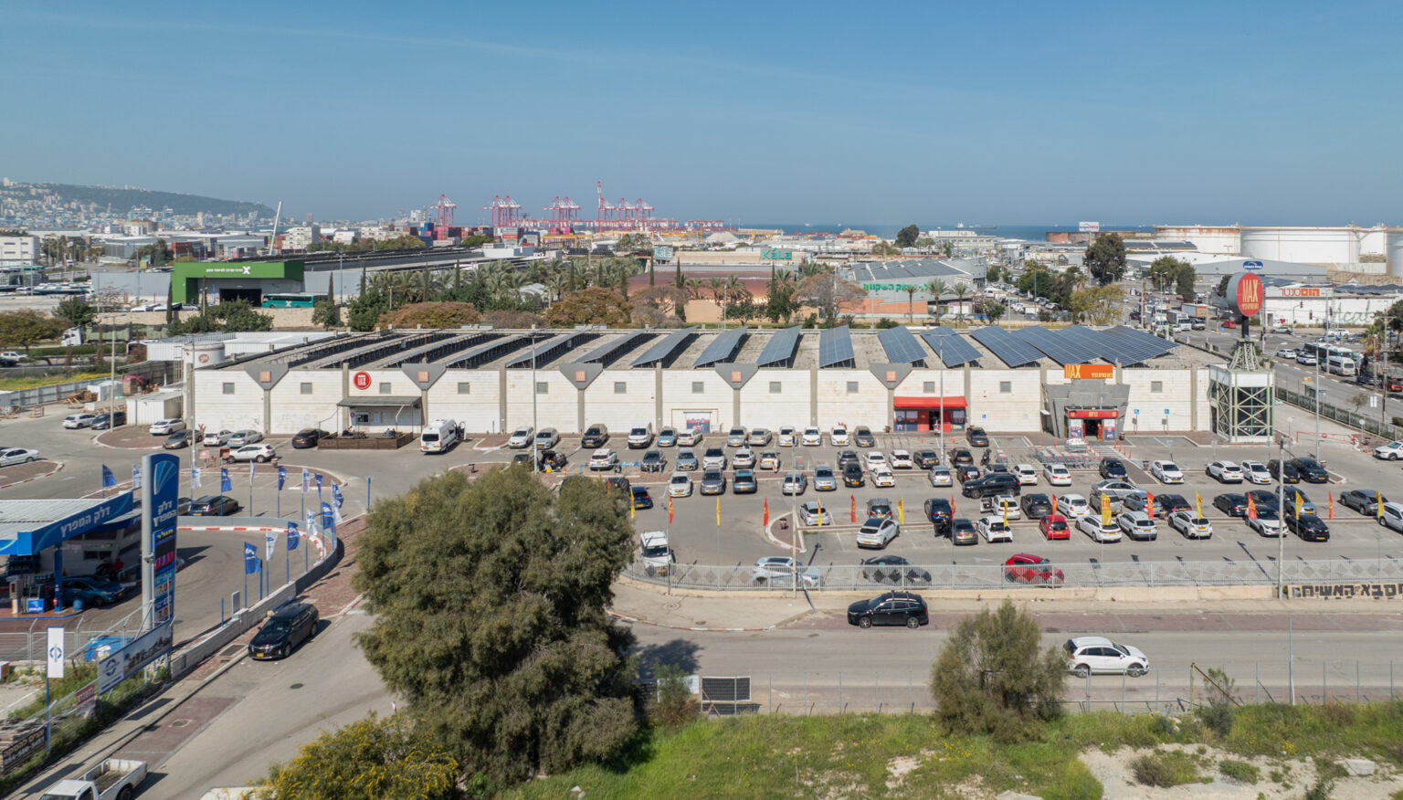 צילום אווירי מרכז מסחרי, ומכוניות חונות