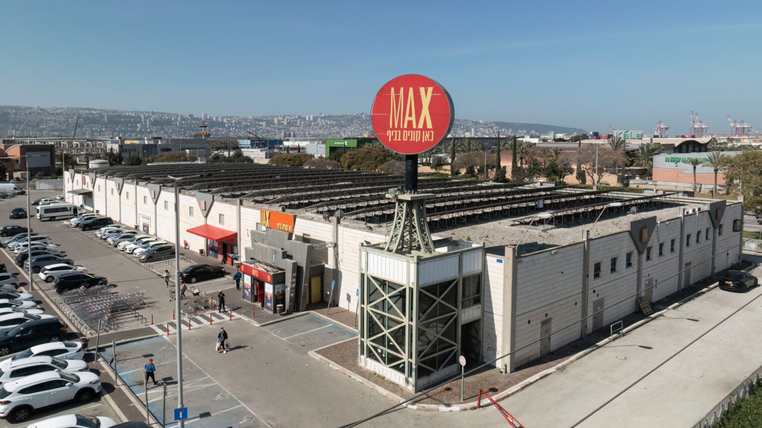 צילום אווירי מרכז מסחרי עם שלט max כאן קונים בכיף
