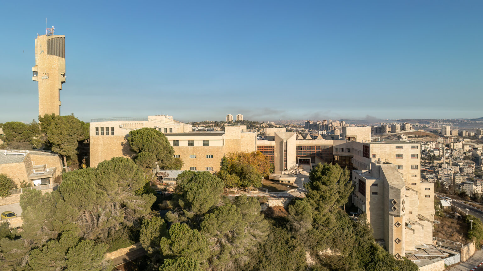 צילום אווירי של מבנים, בניינים ועצים