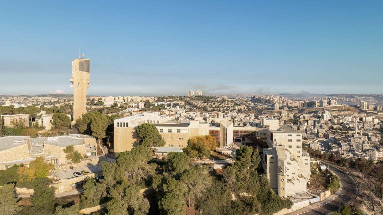 צילום אווירי של מבנים, בניינים ועצים