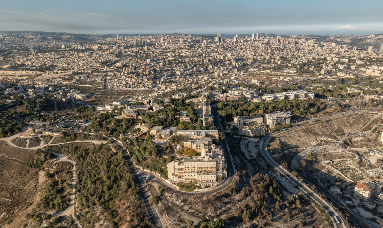 צילום אווירי של מבנים ובניינים