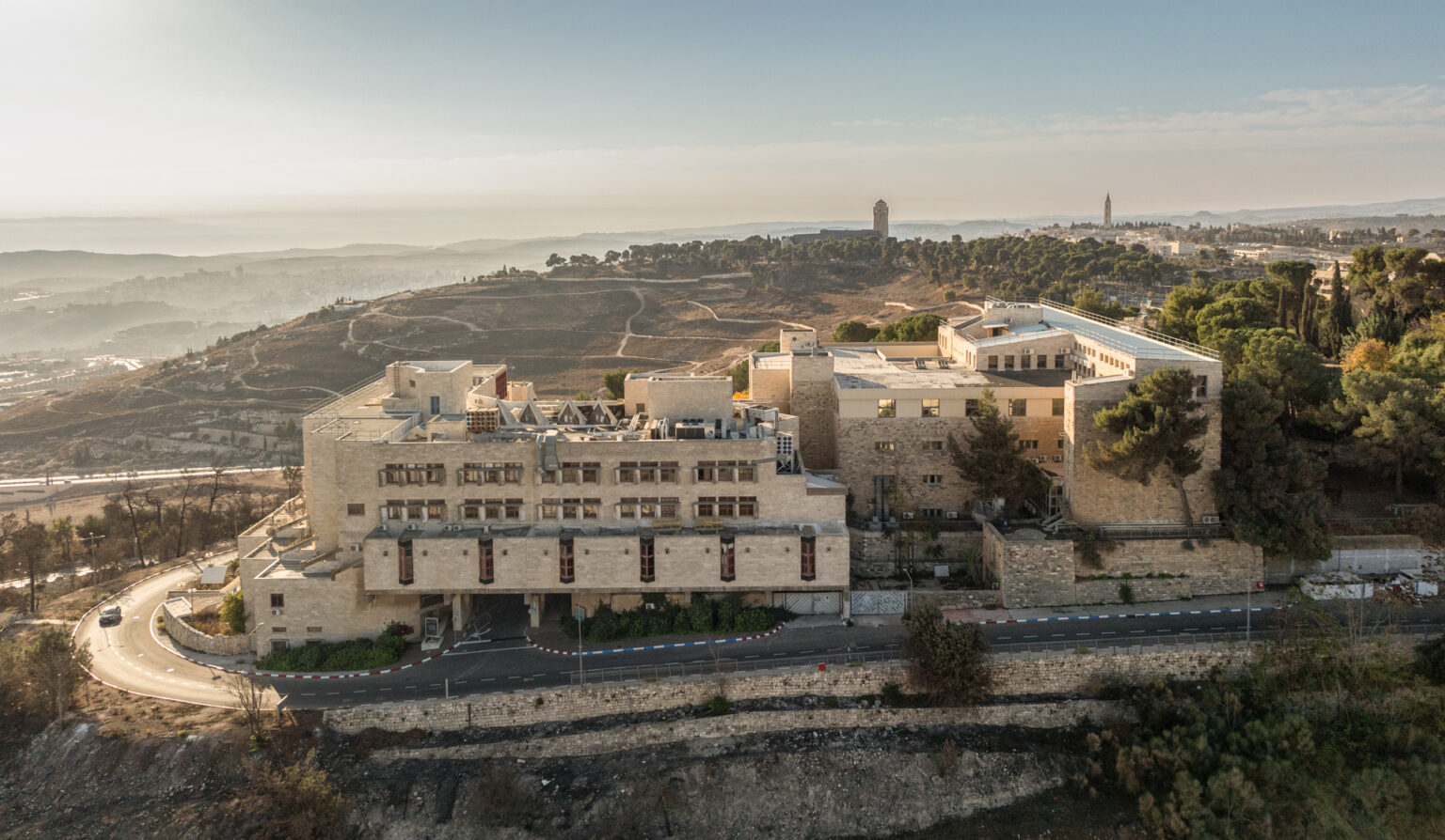 צילום אווירי של מבנה