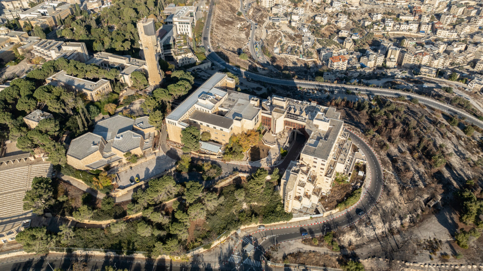 צילום אווירי של מבנים, בניינים ועצים